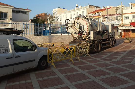 El camión de saneamiento realizando limpiezas de la red del municipio